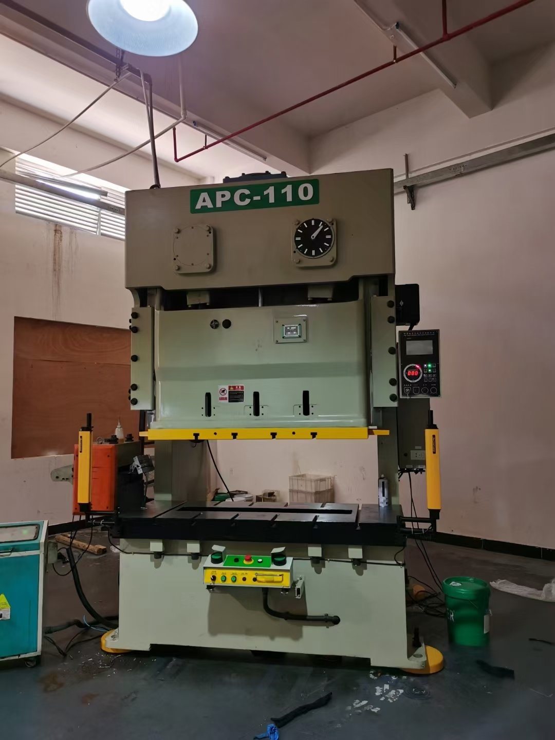 Những nguyên nhân và giải pháp chính gây quá tải thủy lực của máy ép đột tốc độ cao