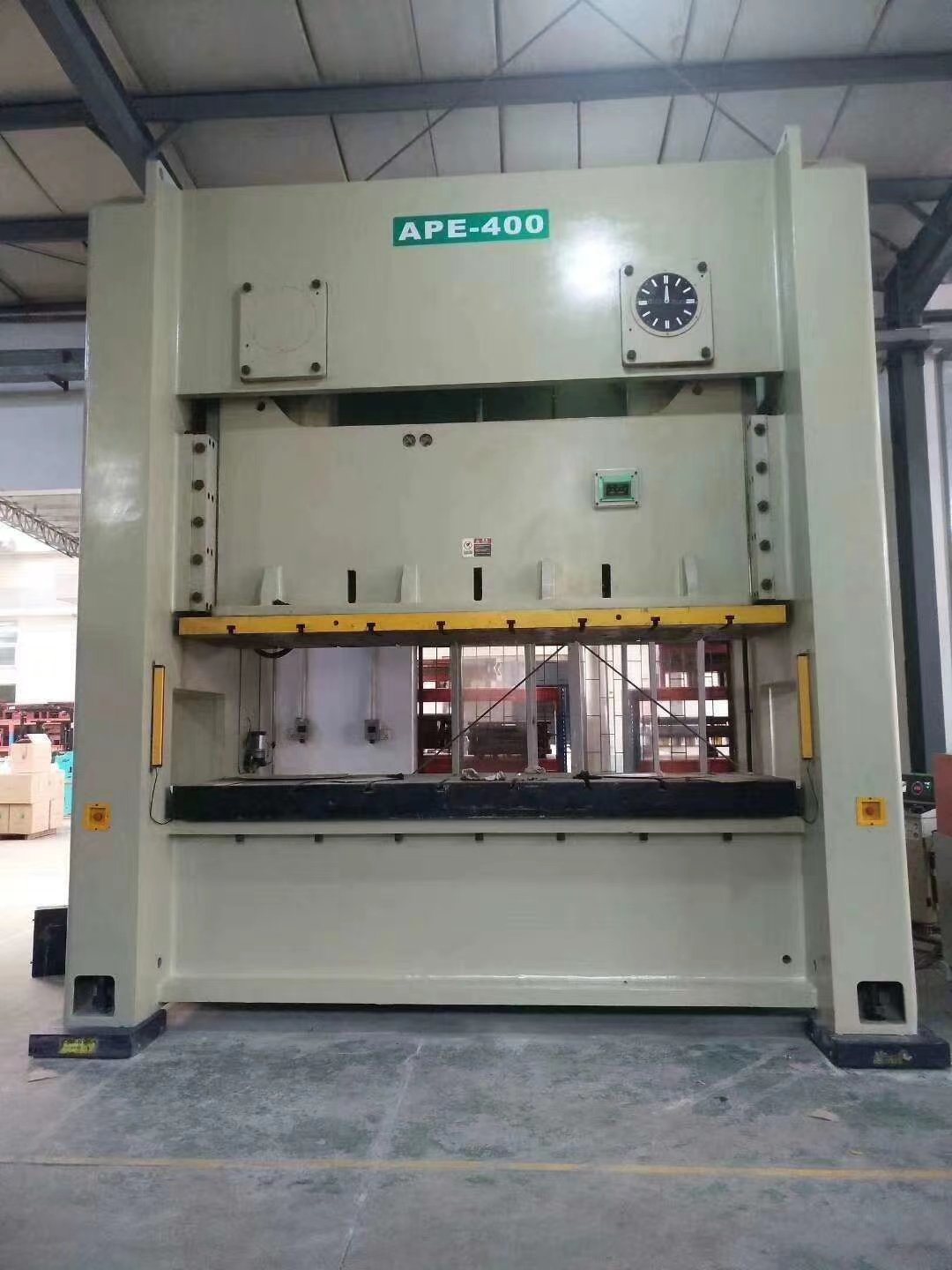 Máy đột tốc độ cao có yêu cầu về vật liệu sử dụng không?
